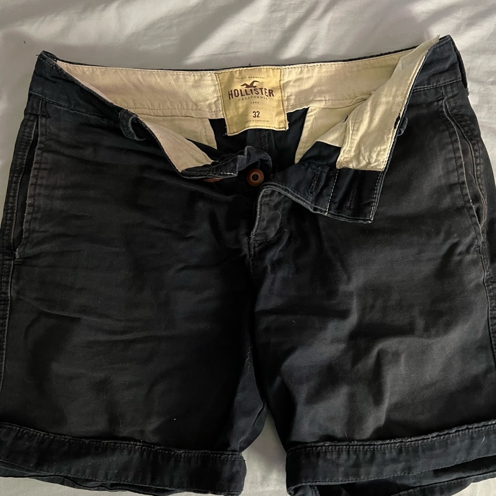 Hollister 7” navy shorts size 32